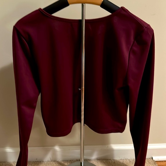 🤩 NWOT MAROON LONG SLEEVE SIZE L - GREAT QUALITY & SUPER SOFT CROP TOP 🤩 - Picture 9 of 11